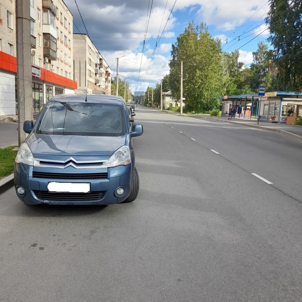 Женщина-пешеход попала под колеса авто в Петрозаводске при переходе дороги в неположенном месте