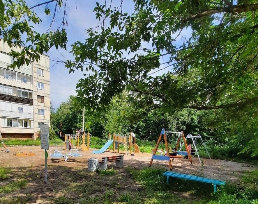В Медвежьегорске благоустроили детскую площадку