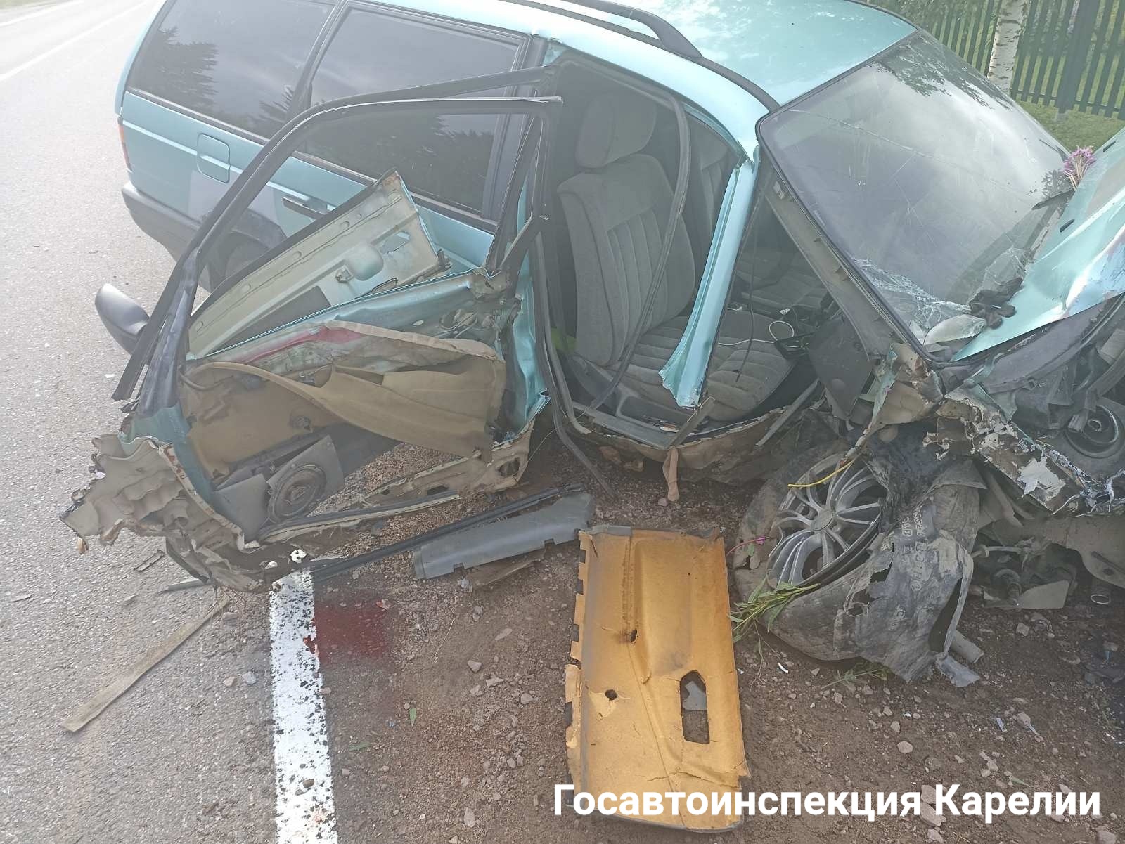 Водитель отвлекся, и автомобиль влетел в электрический столб: появились подробности ДТП на юге Карелии