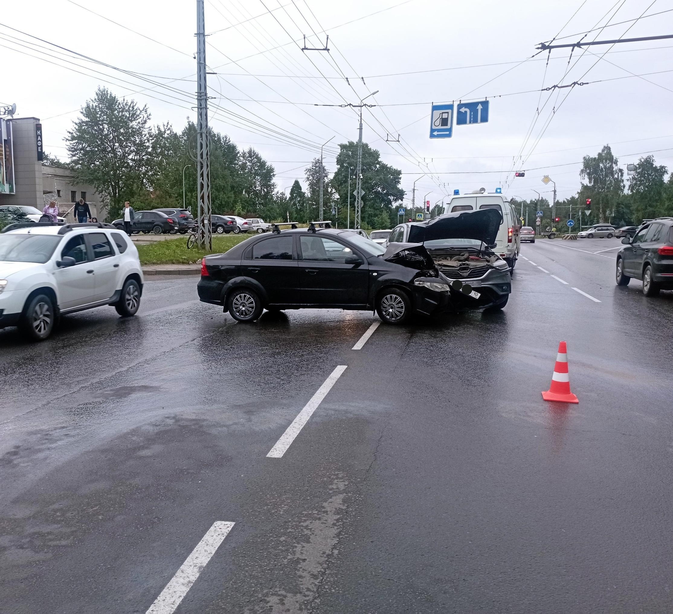В жестком столкновении двух иномарок на крупной автомагистрали Петрозаводска пострадал один из водителей