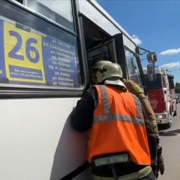 Маршрутка в Петрозаводске уходила от столкновения и резко затормозила, травмировав трех пассажиров