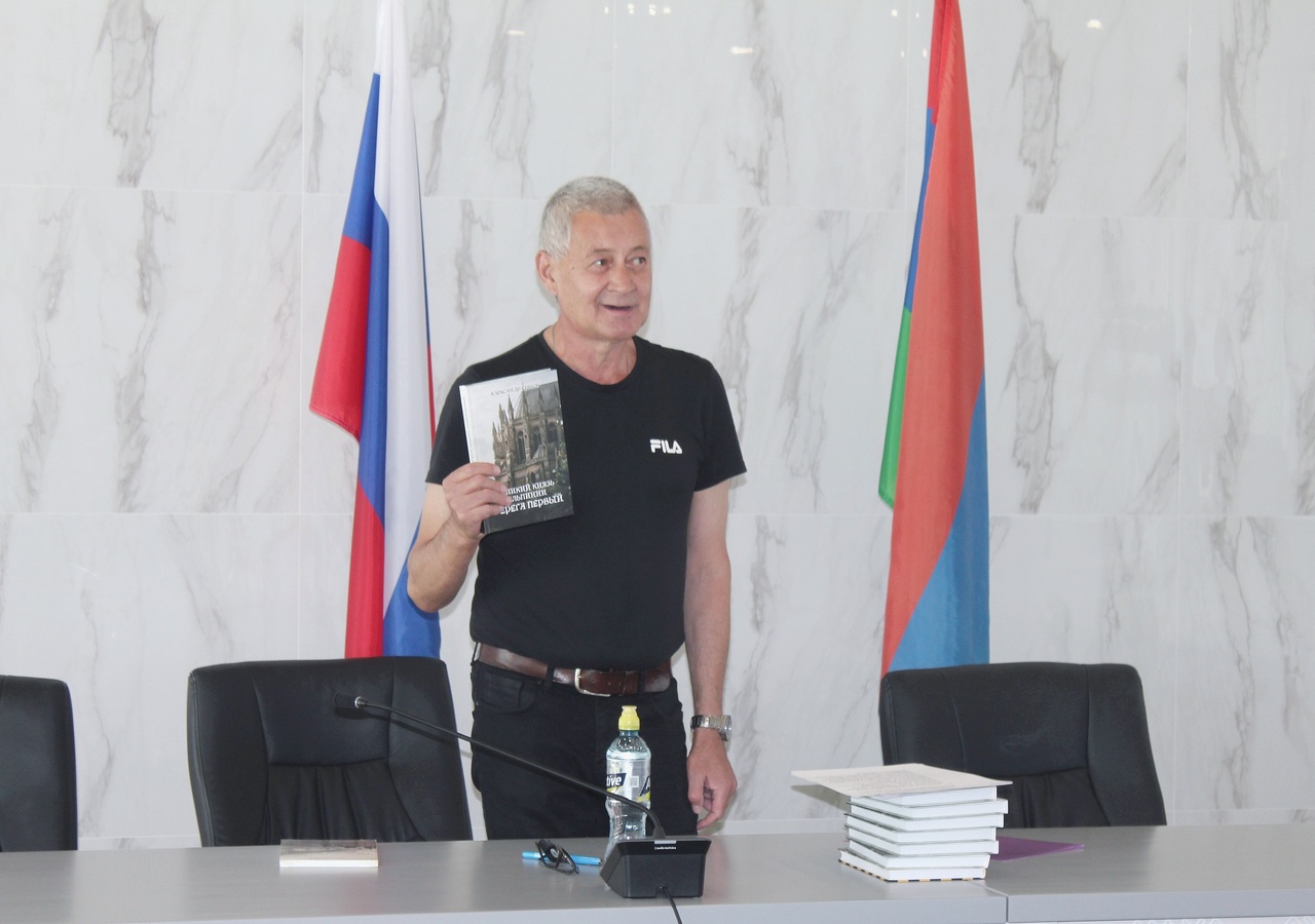 «Великий Князь Альпинии Серёга Первый»: Депутат Петросовета, журналист представил свою новую книгу