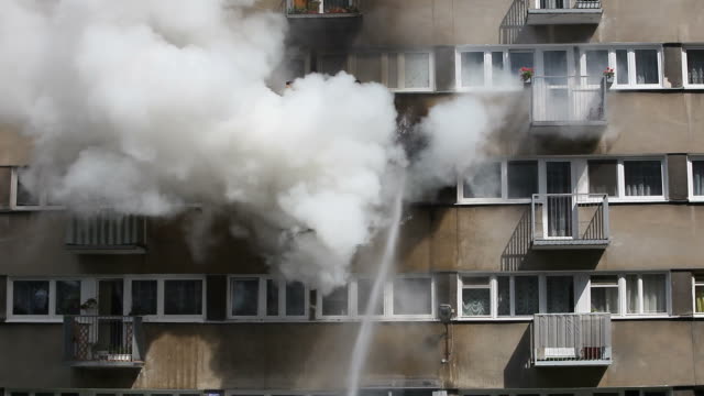 Пьяного мужчину спасли из охваченной огнем квартиры в Петрозаводске, восьмерых эвакуировали с верхних этажей 