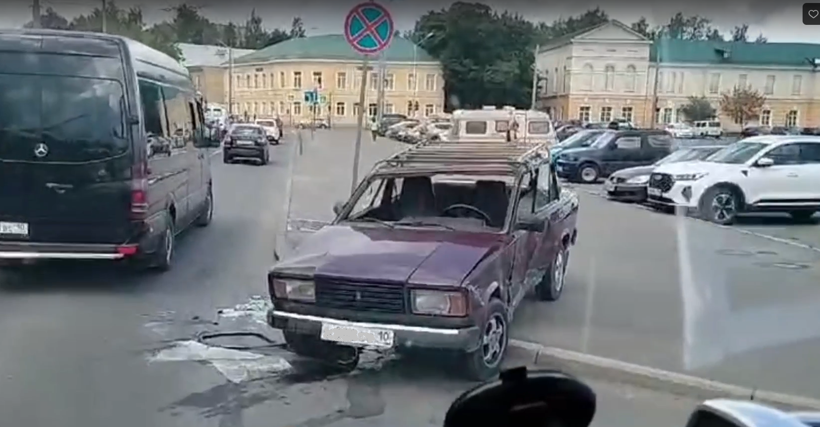 «От „классики“ ничего не осталось!» — пробка растянулась по центру Петрозаводска из-за столкнувшихся машин