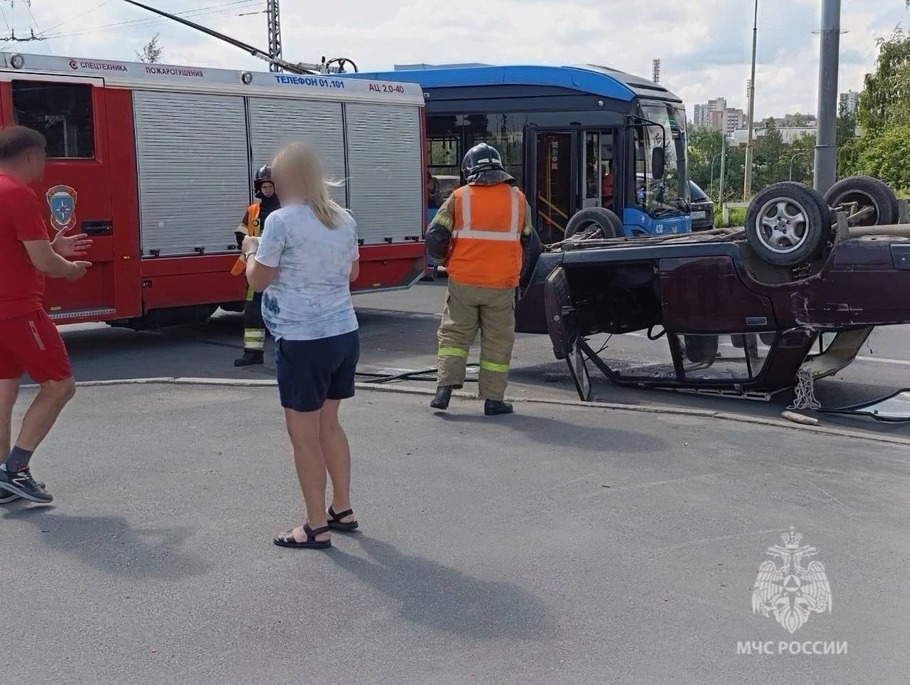 Спасатели вызволили пострадавшего из попавшего в ДТП автомобиля в центре Петрозаводска