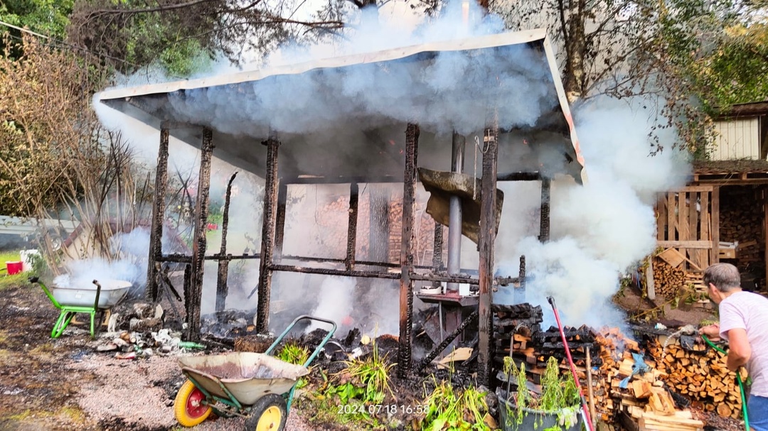 От летней кухни остались «рожки да ножки»: На юге Карелии огонь уничтожил строение