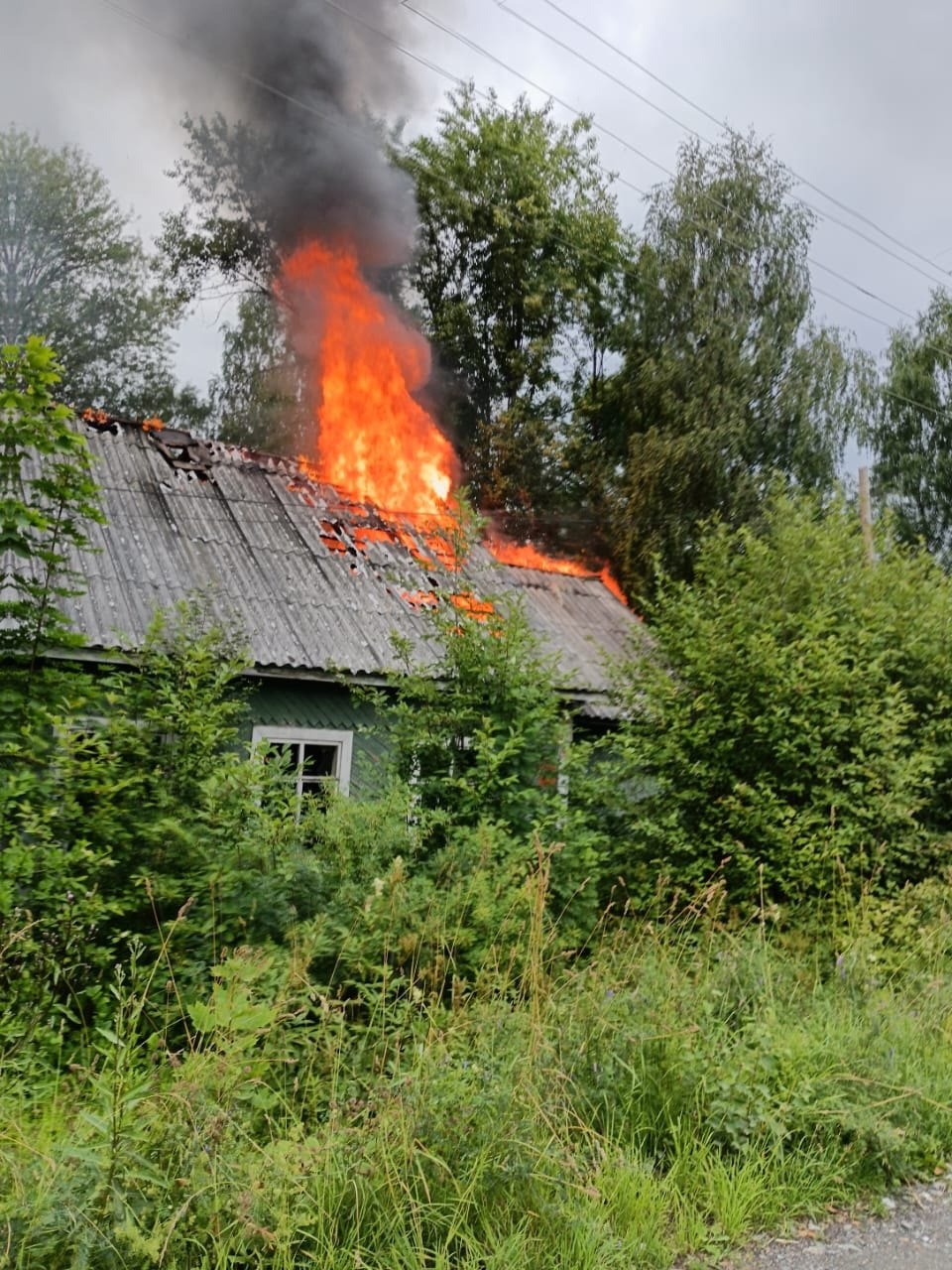«Три минуты — и здание запылало», — на помощь пожарным двух районов Карелии пришли военные 