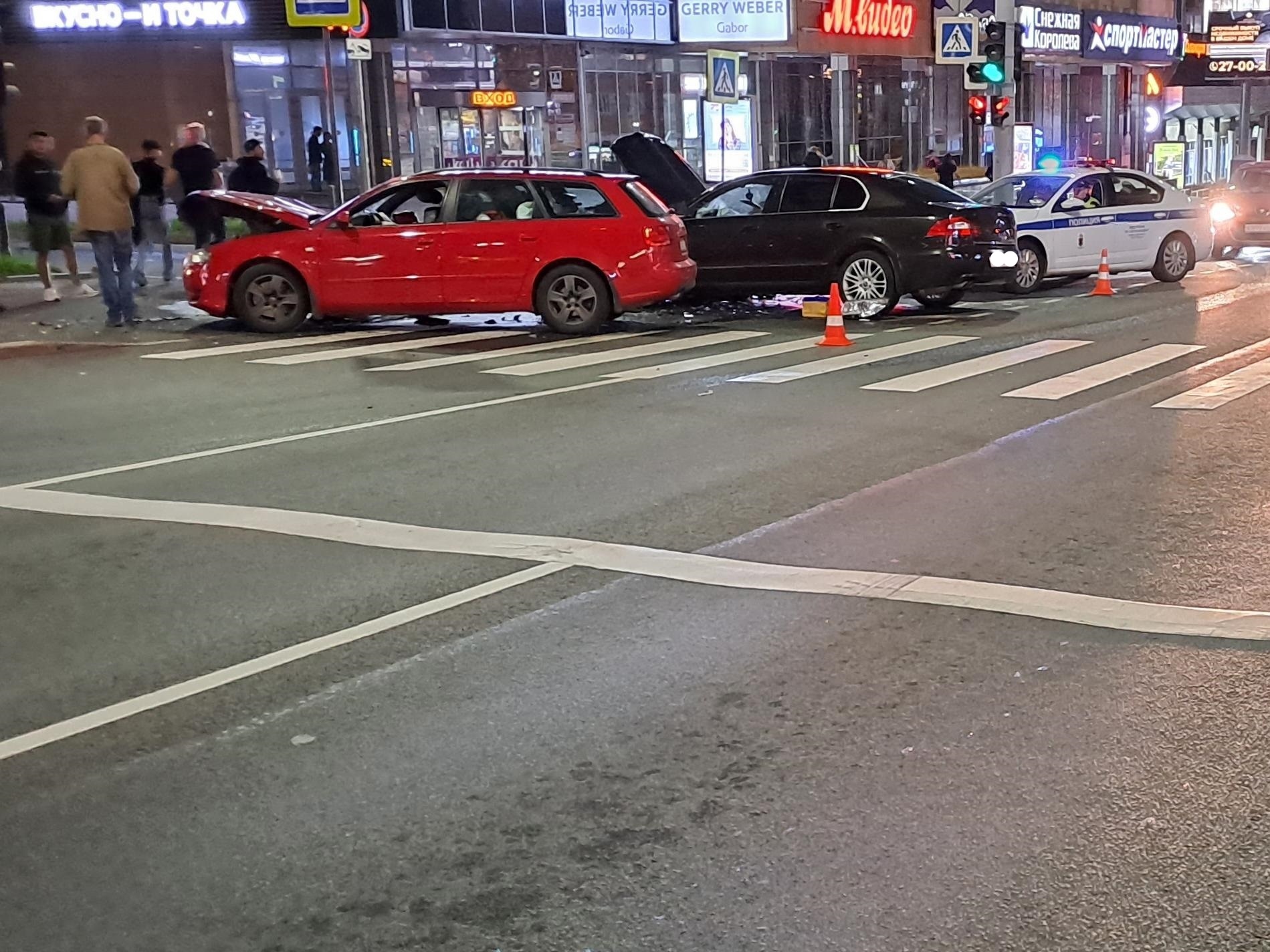 Появились подробности жесткой ночной аварии с двумя легковушками в центре Петрозаводска 