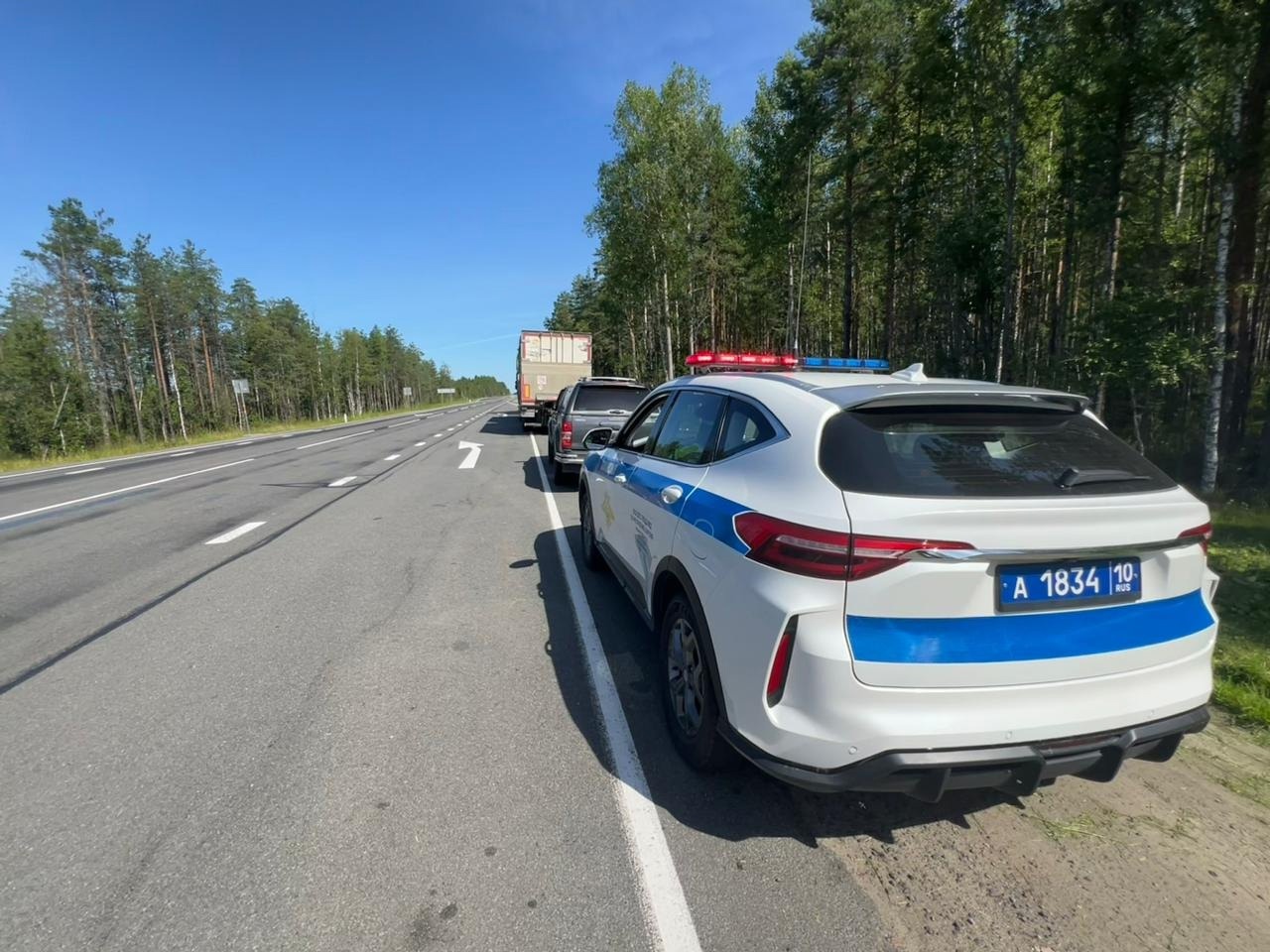 Спецвзвод полиции тормознул на дороге в Карелии опасного обгонщика из другого региона 
