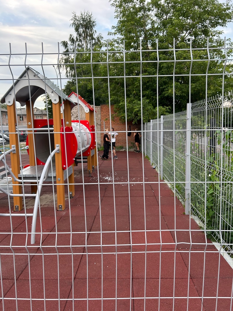 Спасти нельзя закрыть: Жители одного из дворов Петрозаводска поставили забор на детской площадке