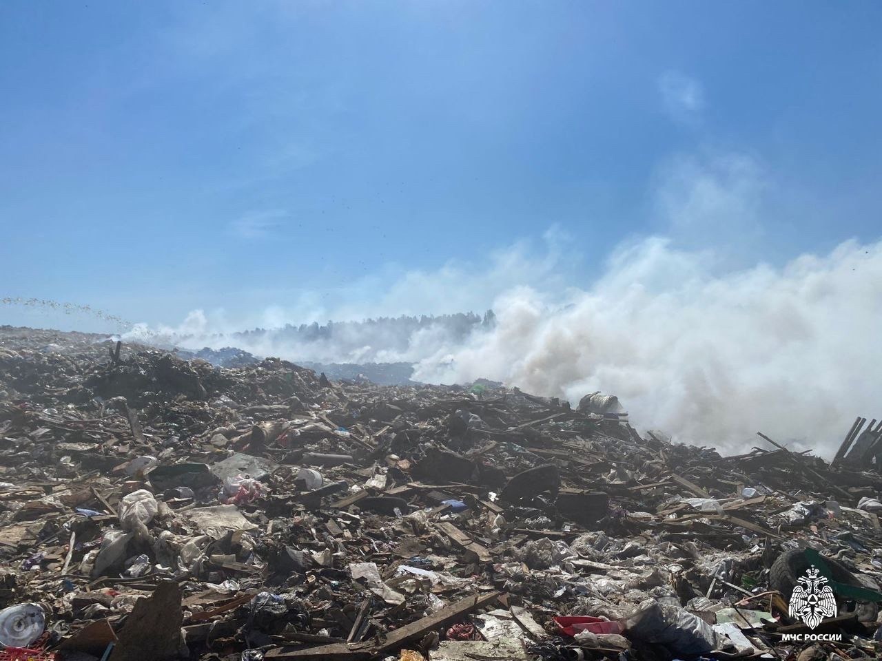 МЧС Карелии опубликовало кадры тлеющего мусорного полигона под Петрозаводском