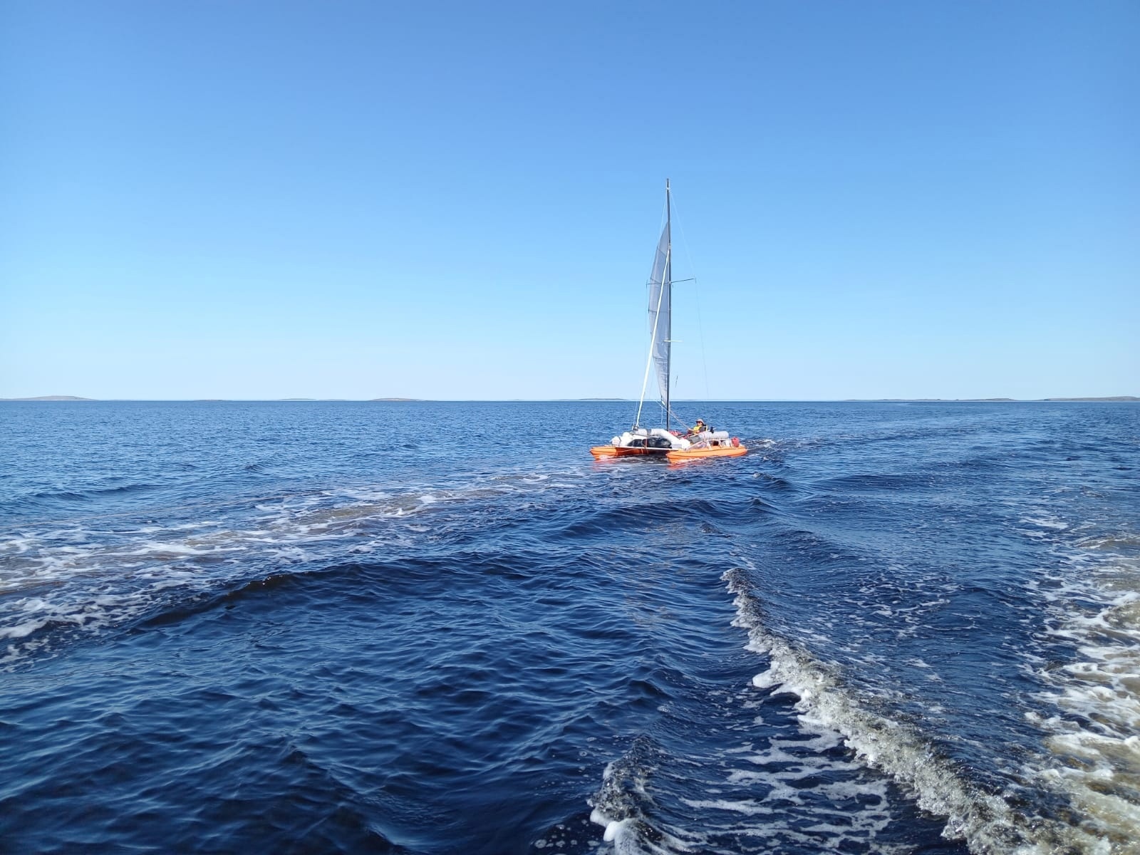 Дрейфующий в Белом море катамаран с мужчинами на борту поднял по тревоге спасателей