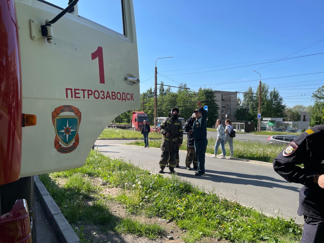 «Спасён, передали медикам», — сотрудники МЧС через окно  пришли на помощь ребенку в Петрозаводске 