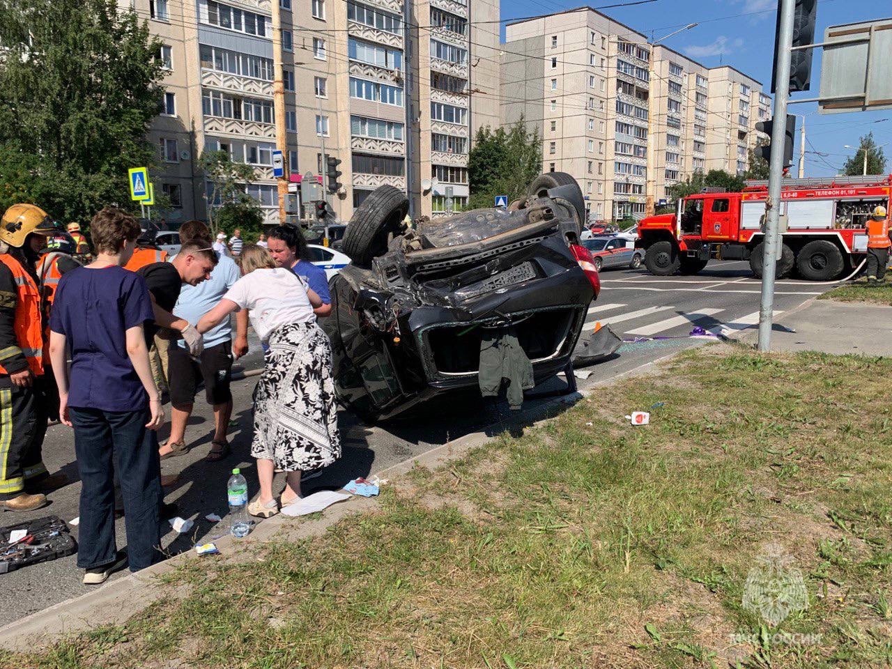 Два человека в тяжелом состоянии, легковушка легла на крышу: страшная авария произошла на Древлянке в Петрозаводске