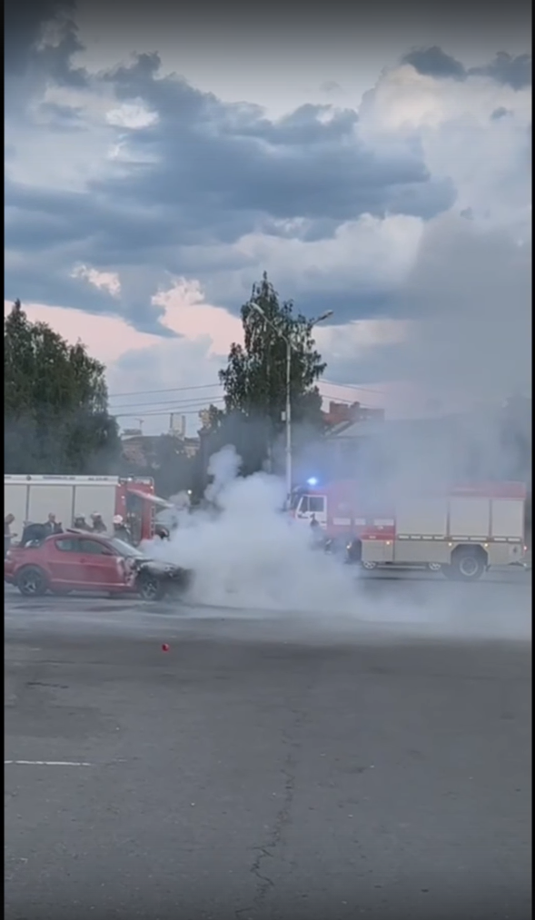«Водитель дрифтовал», — очевидцы предположили, почему загорелось авто в центре Петрозаводска