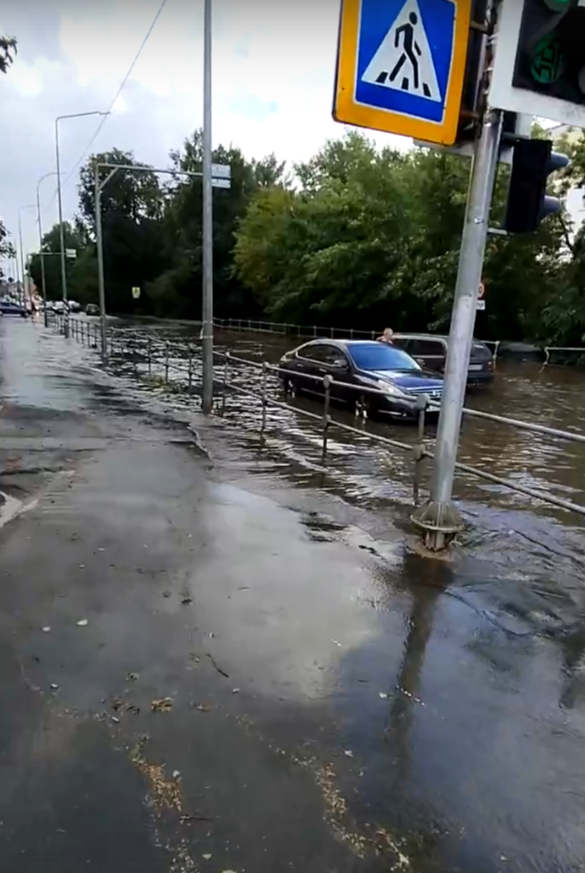 Затопило улицу в центре Петрозаводска