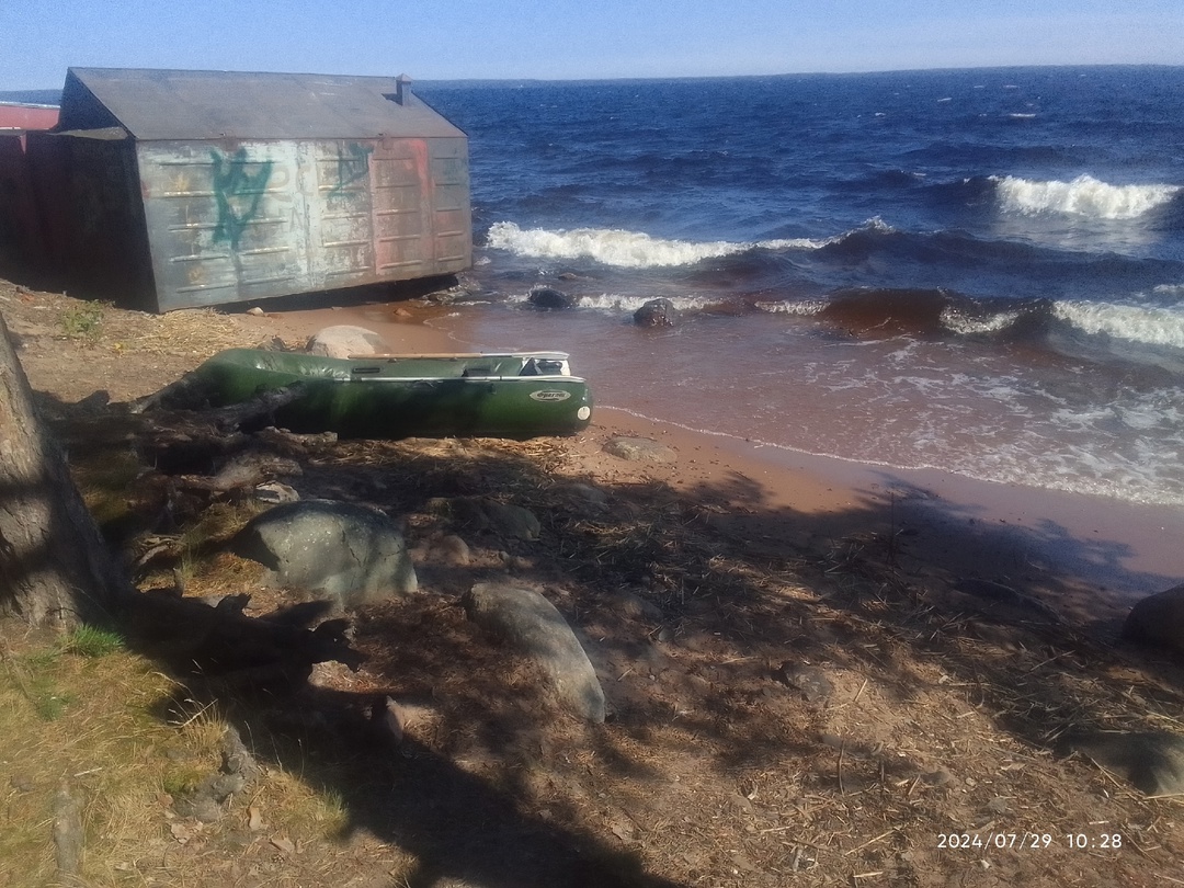 «Хозяина нет»: в Петрозаводске к берегу прибило лодку без людей