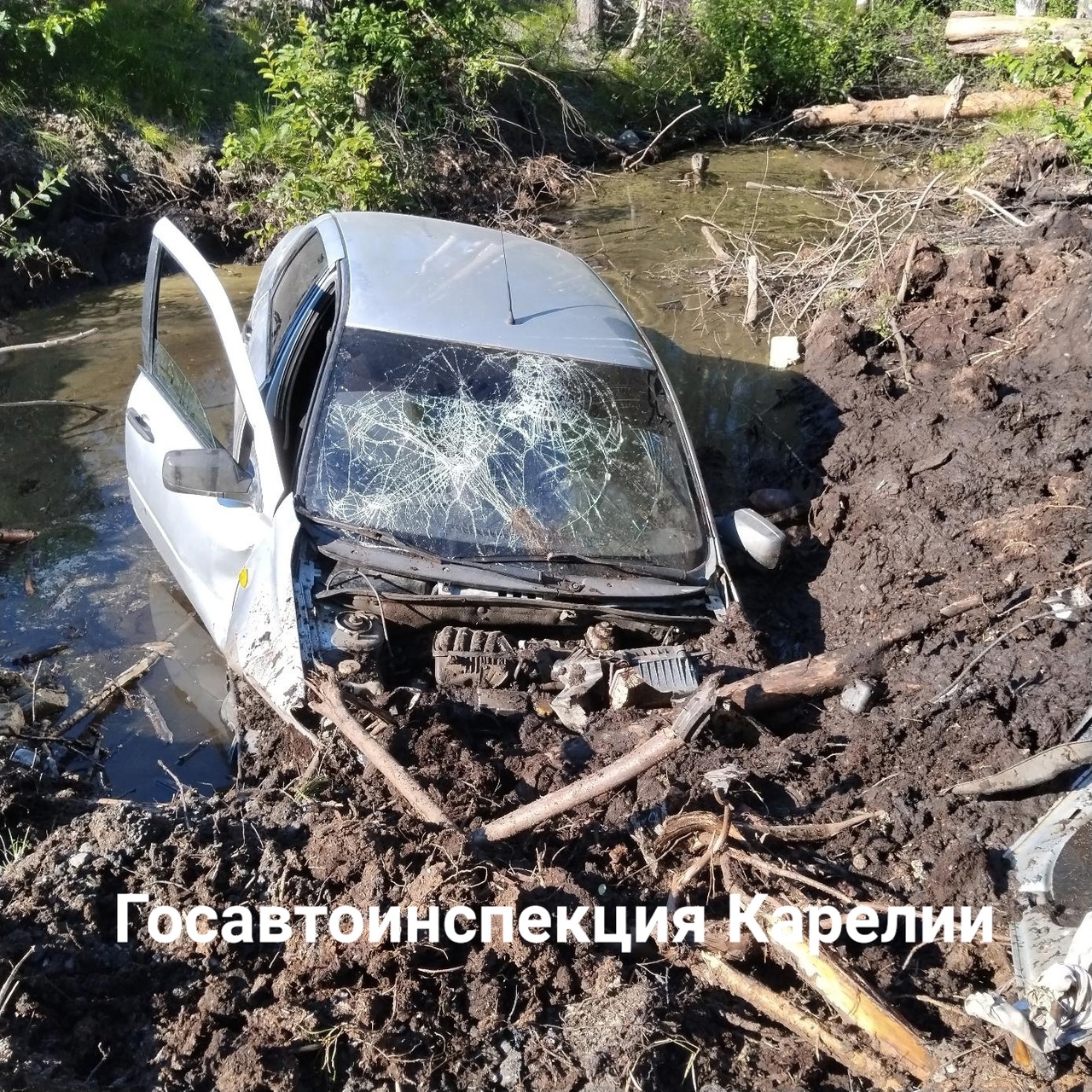 Автомобиль в Сегеже под управлением пьяного водителя утонул в канаве