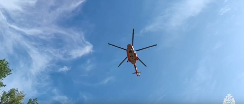 Вертолет МЧС прибыл на место прорыва дамбы в Карелии