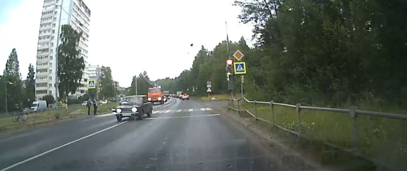 В Петрозаводске нашли водителя, пролетевшего на запрещающий сигнал перед пешеходами