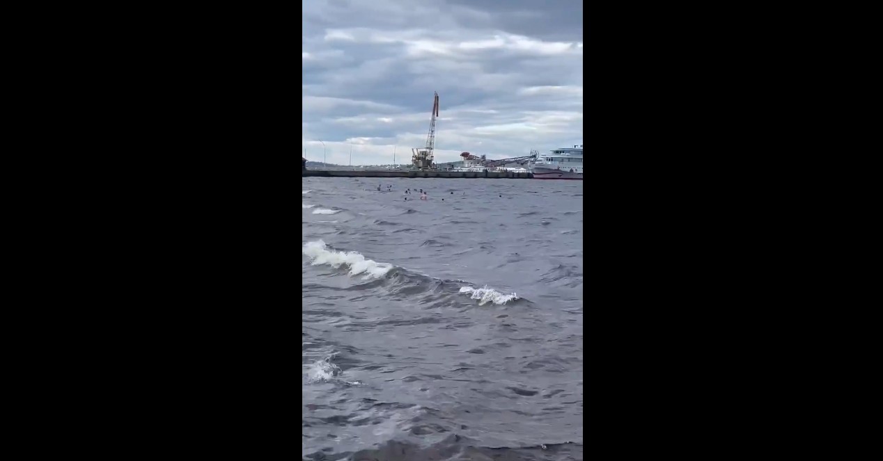 «Мало людей у нас тонет»: жители Петрозаводска купались в штормящем Онежском озере