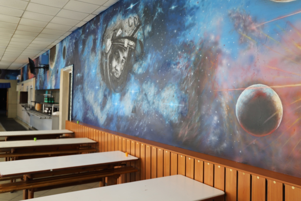 Юрий Гагарин в петрозаводской колонии: Заключенные украсили стены столовой в космическом стиле 