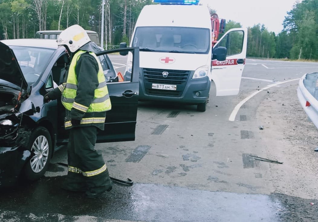 Два человека получили травмы в столкновении автомобилей в Пряжинском районе