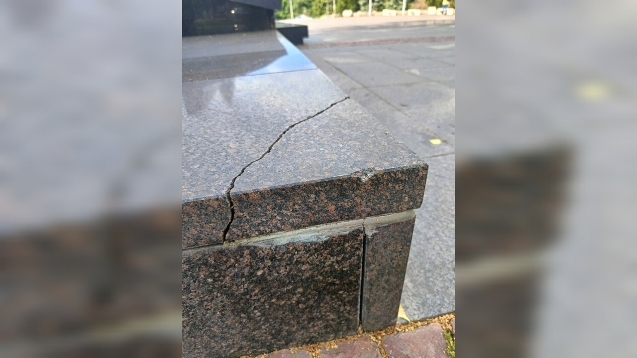 «Итог: отколотый кусок основания»: житель Петрозаводска пожаловался на скейтеров на мемориале