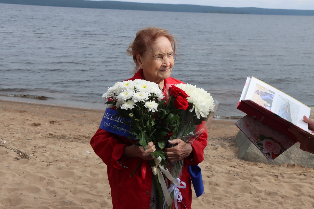 Известную в Петрозаводске любительницу моржевания поздравили с 99-летием