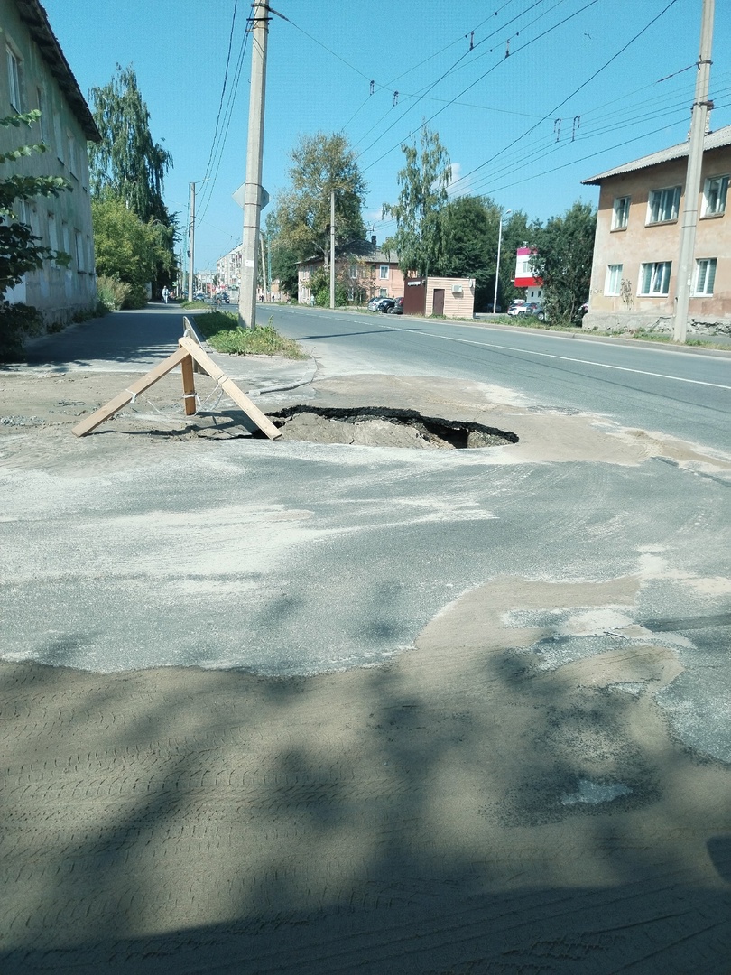 Огромная яма появилась на дороге в расширенном центре Петрозаводска