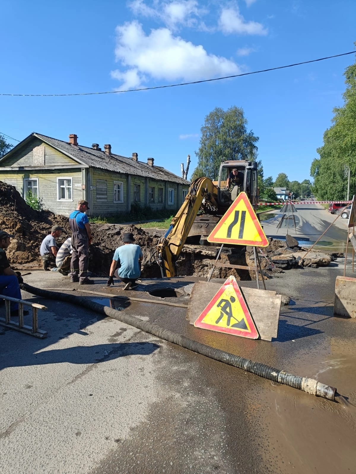 В Пудоже устранили две протечки, но рвануло в другом месте