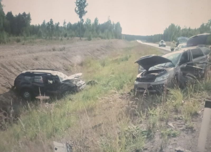 После лобового столкновения на трассе в Карелии автомобили вынесло в кювет