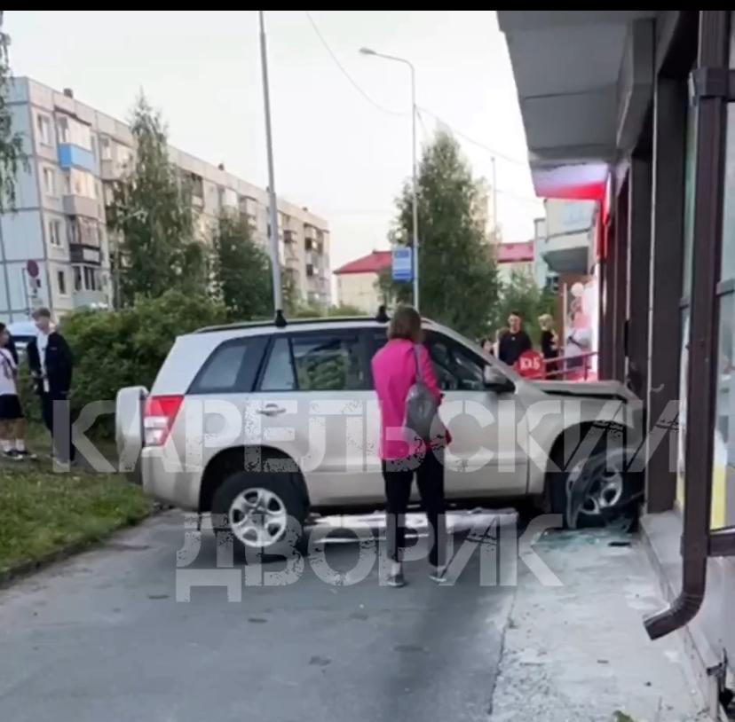 «Эксклюзивное ДТП»: в Петрозаводске белый джип въехал в туристическое агентство
