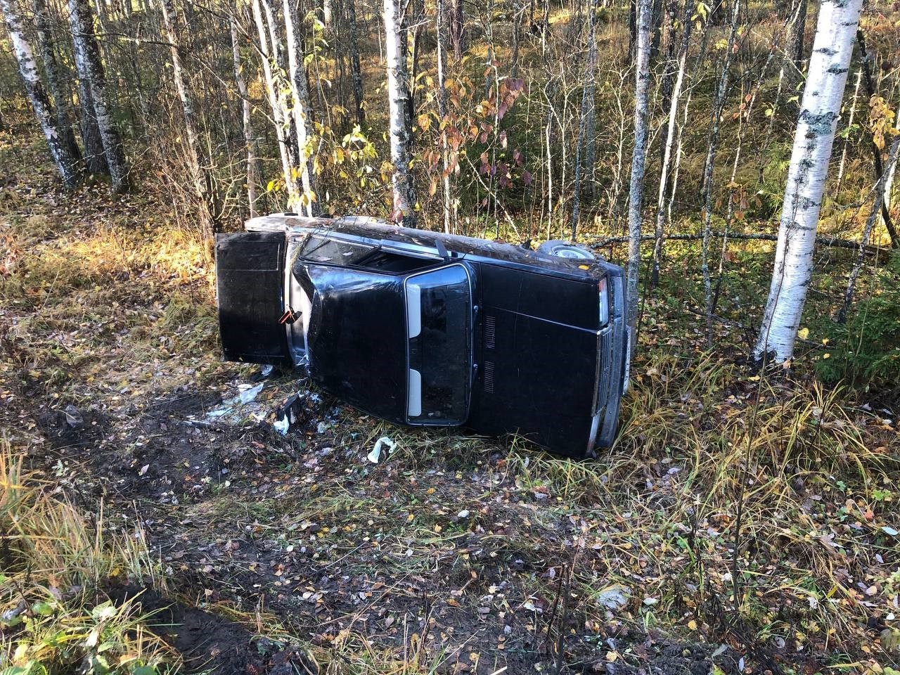 Пенсионер уложил отечественное авто набок, пострадав вместе с пожилой спутницей в одном из районов Карелии