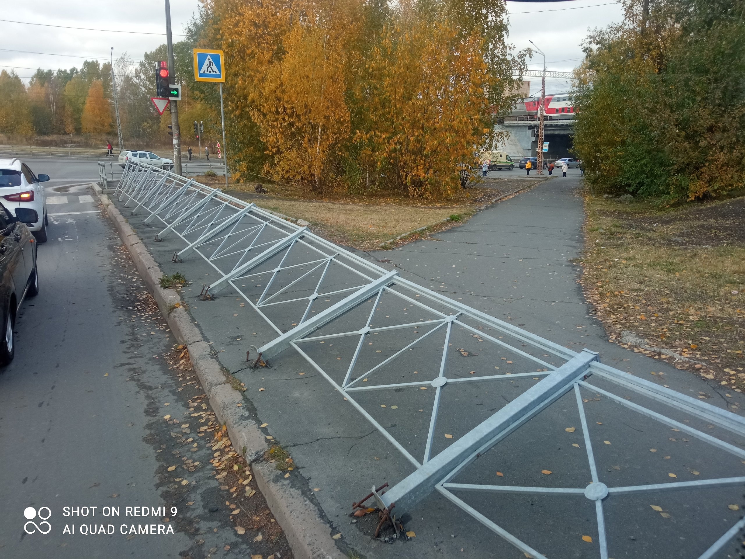 Жители Петрозаводска пошутили над полегшим ограждением у автовокзала