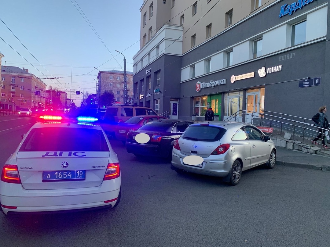 Семь нарушений парковки рядом с торговым центром в Петрозаводске выявила Госавтоинспекция