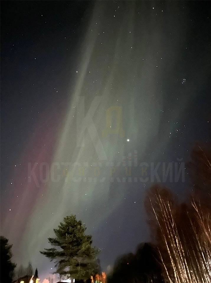 Полярное сияние озарило небо над городом в Карелии 