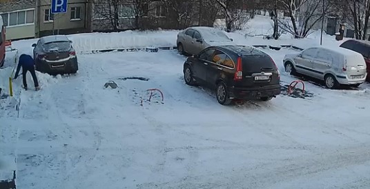 Машину инвалида засыпали снегом в Петрозаводске