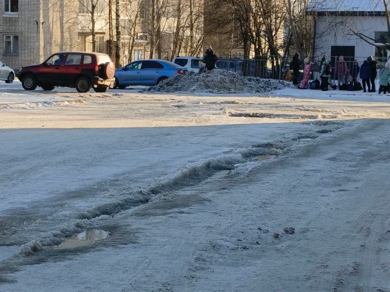 «Опасность для детей»: коммунальная авария превратила проезжую часть в ледяные торосы в городе Карелии