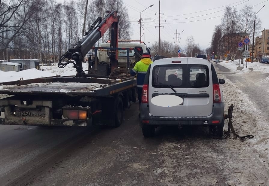 Припарковались в запрещенных местах: несколько водителей не нашли свои машины в Петрозаводске после работы снегоуборочной техники