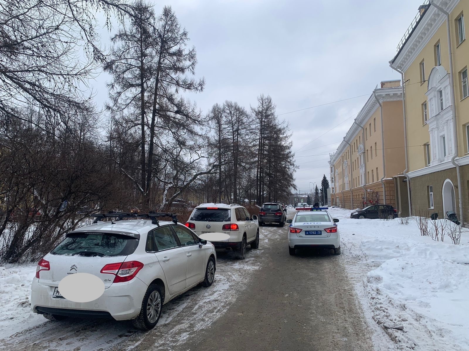 Припарковавшиеся на тротуаре, но улизнувшие от ГАИ водители  Петрозаводска заплатят штраф, кто зазевался — найдет авто на штрафстоянке