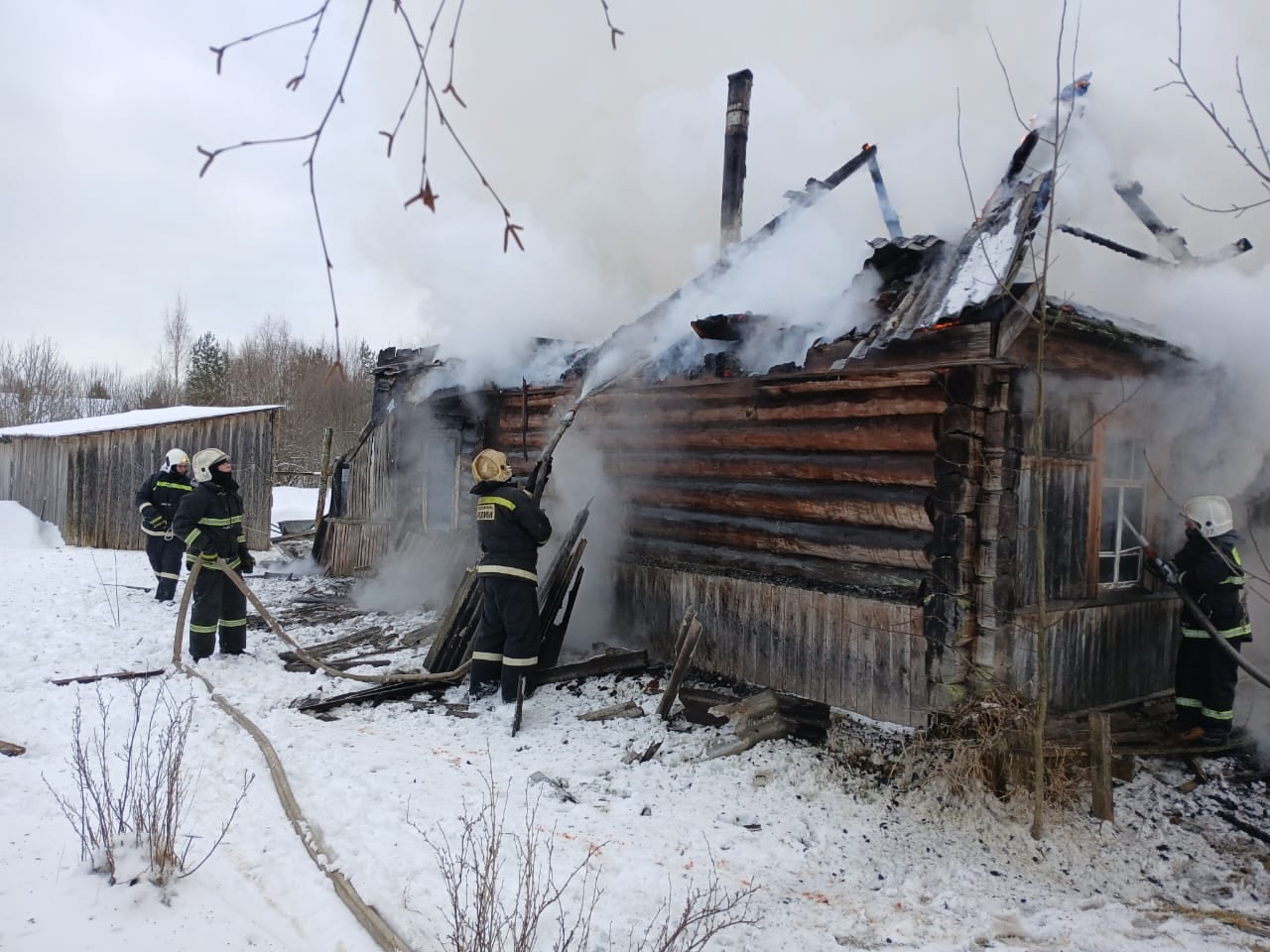 Стали известны трагические подробности пожара на юге Карелии, где в полыхающем доме оставалась женщина