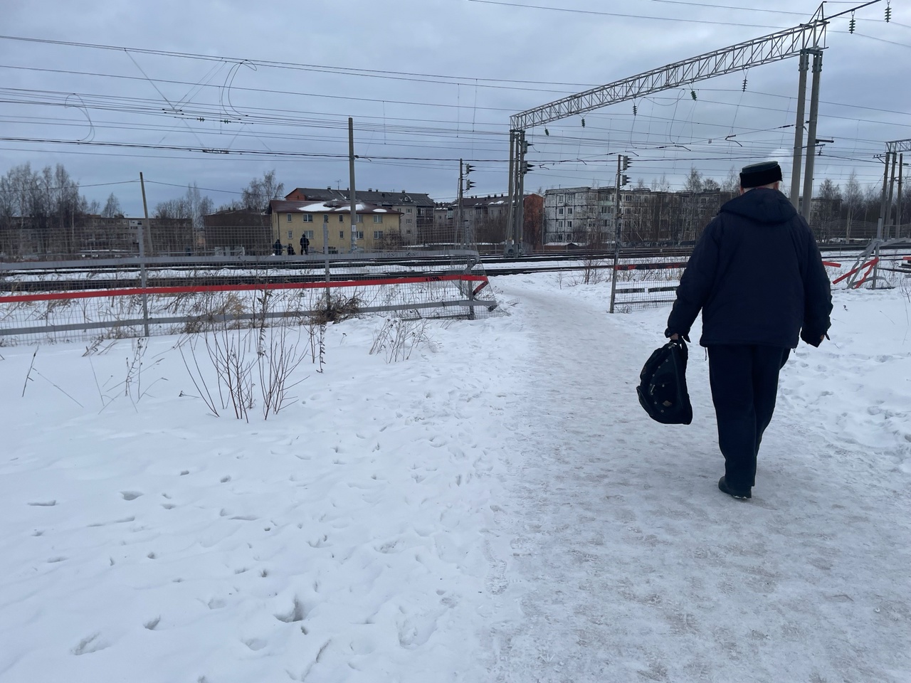 В месте спорного перехода через ж/д пути Кукковка — Голиковка появилась новая надпись