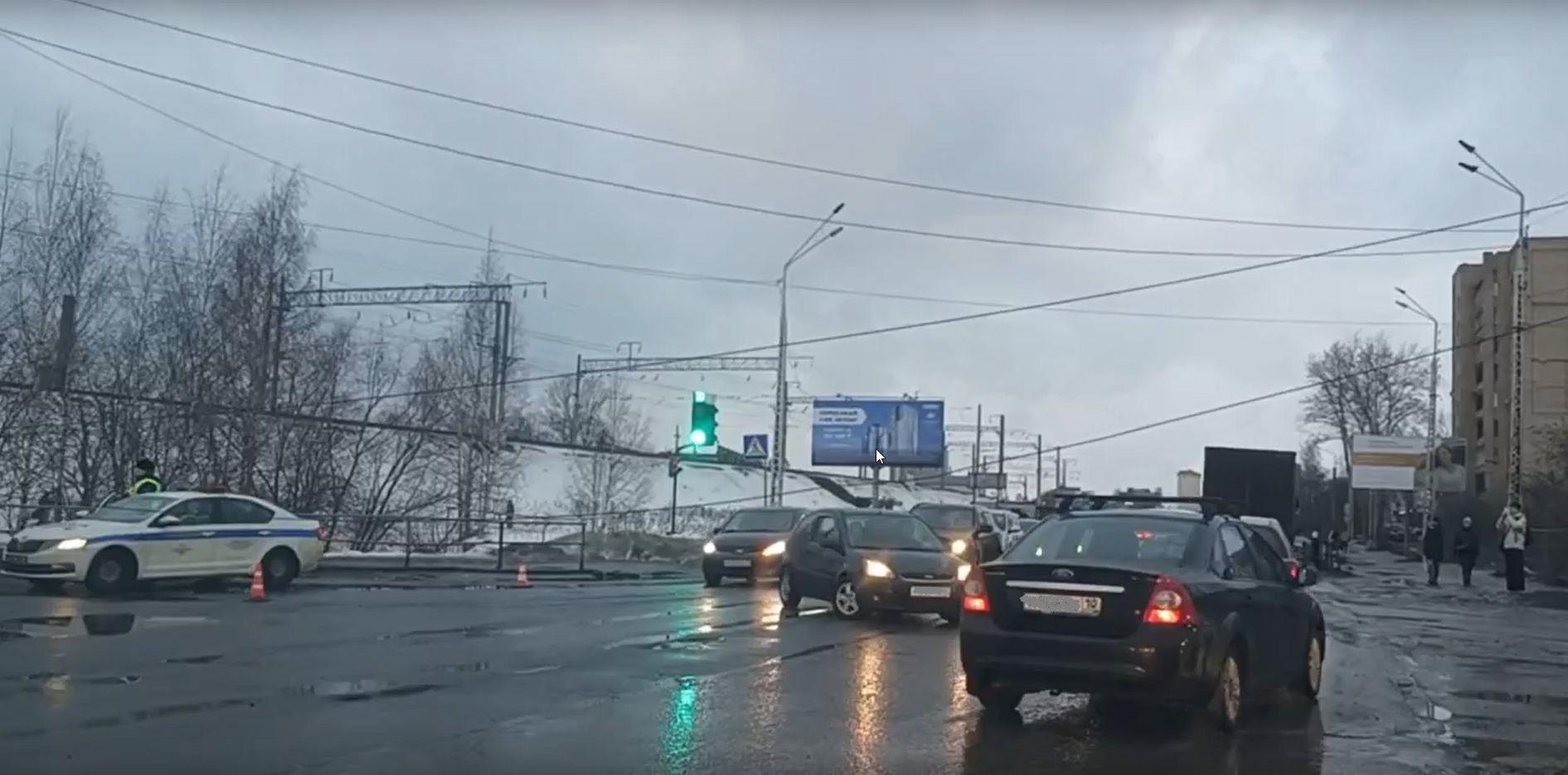 Пробка образовалась в одном из районов Петрозаводска из-за обрыва проводов 