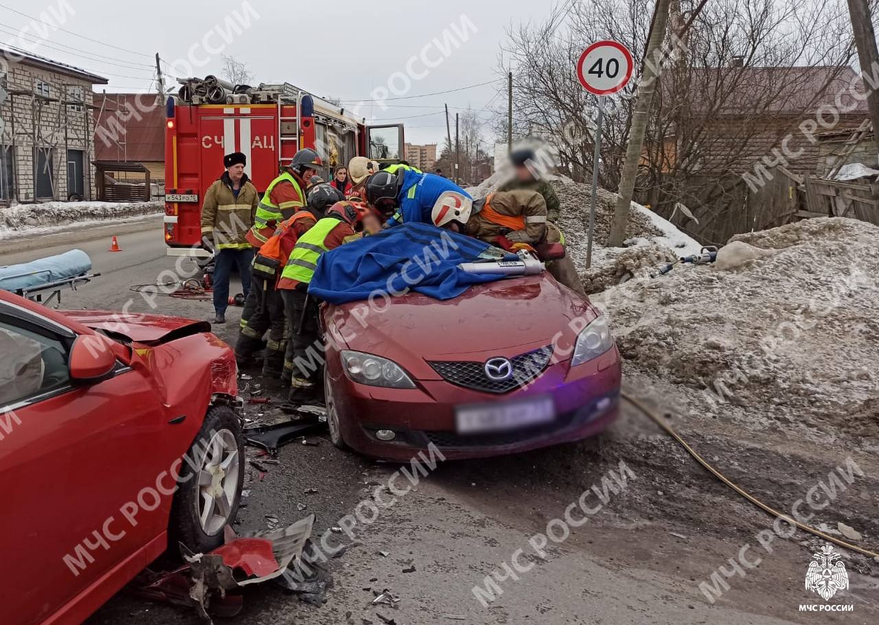 Две легковушки жестко столкнулись в густонаселенном районе Петрозаводска