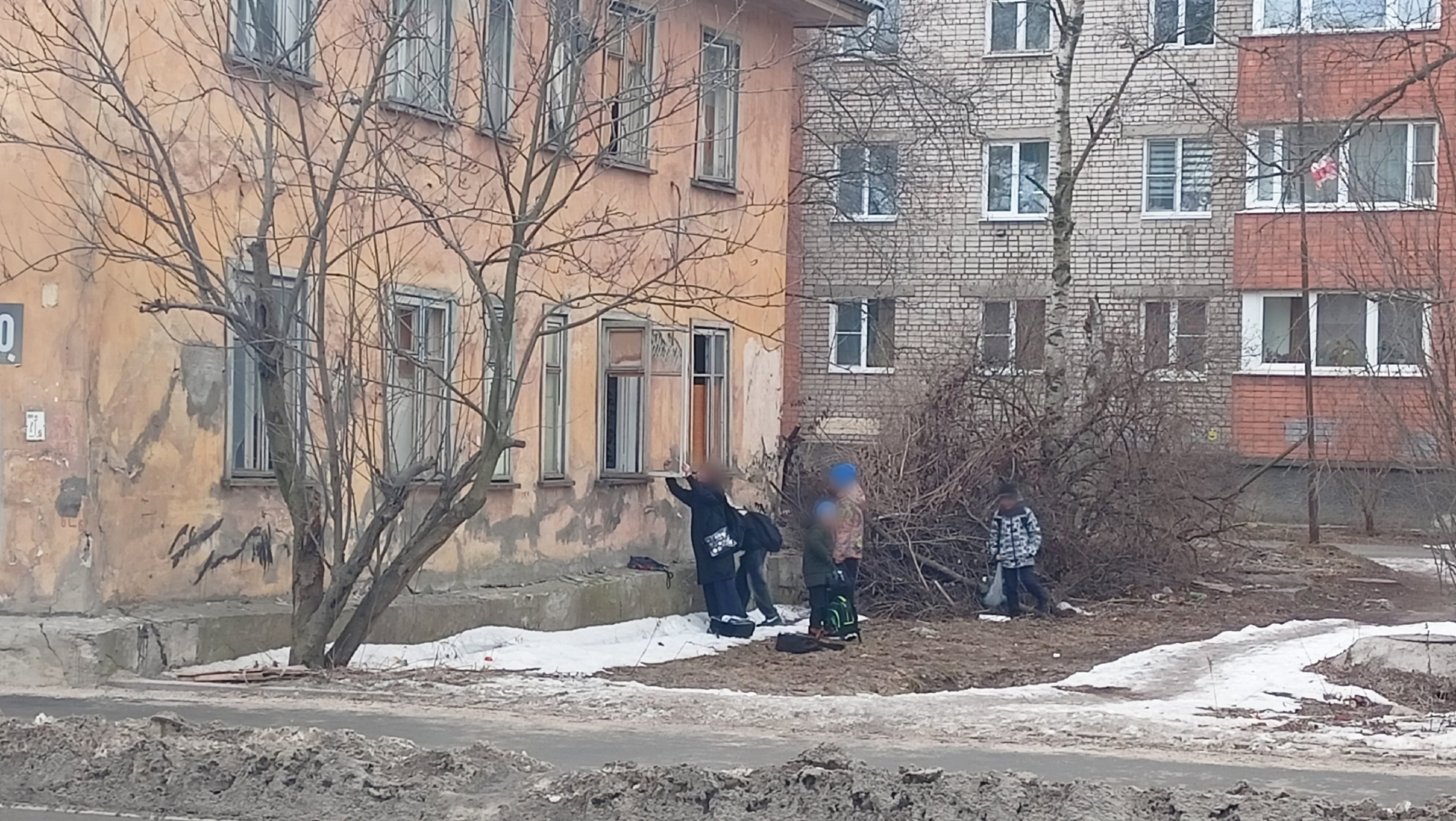 Опасные развлечения: жители Петрозаводска пожаловались на детские игры в заброшенных домах