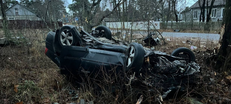 Легковой автомобиль опрокинулся на крышу в Олонецком районе