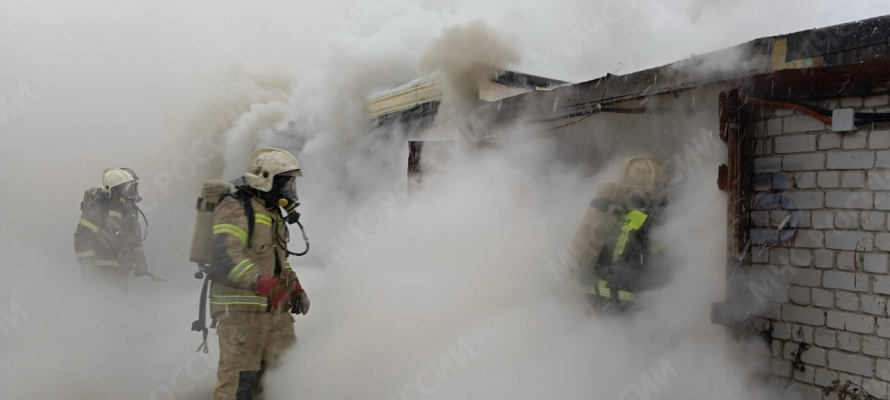 Три гаража и автомобиль полыхали в Карелии