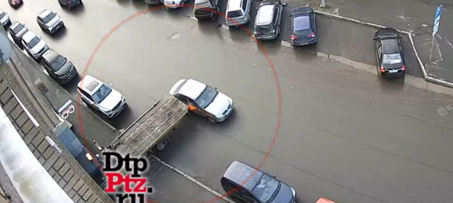 Эвакуатор высек искры при столкновении с легковым автомобилем в Петрозаводске