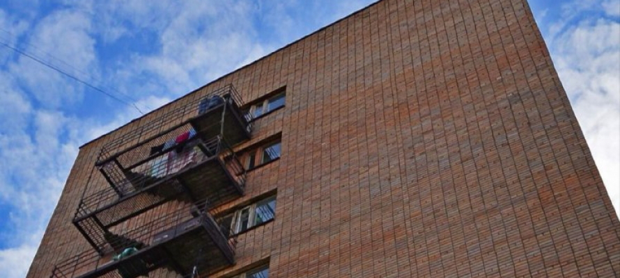 Мужчина разбился насмерть при падении из окна высотного дома в Петрозаводске